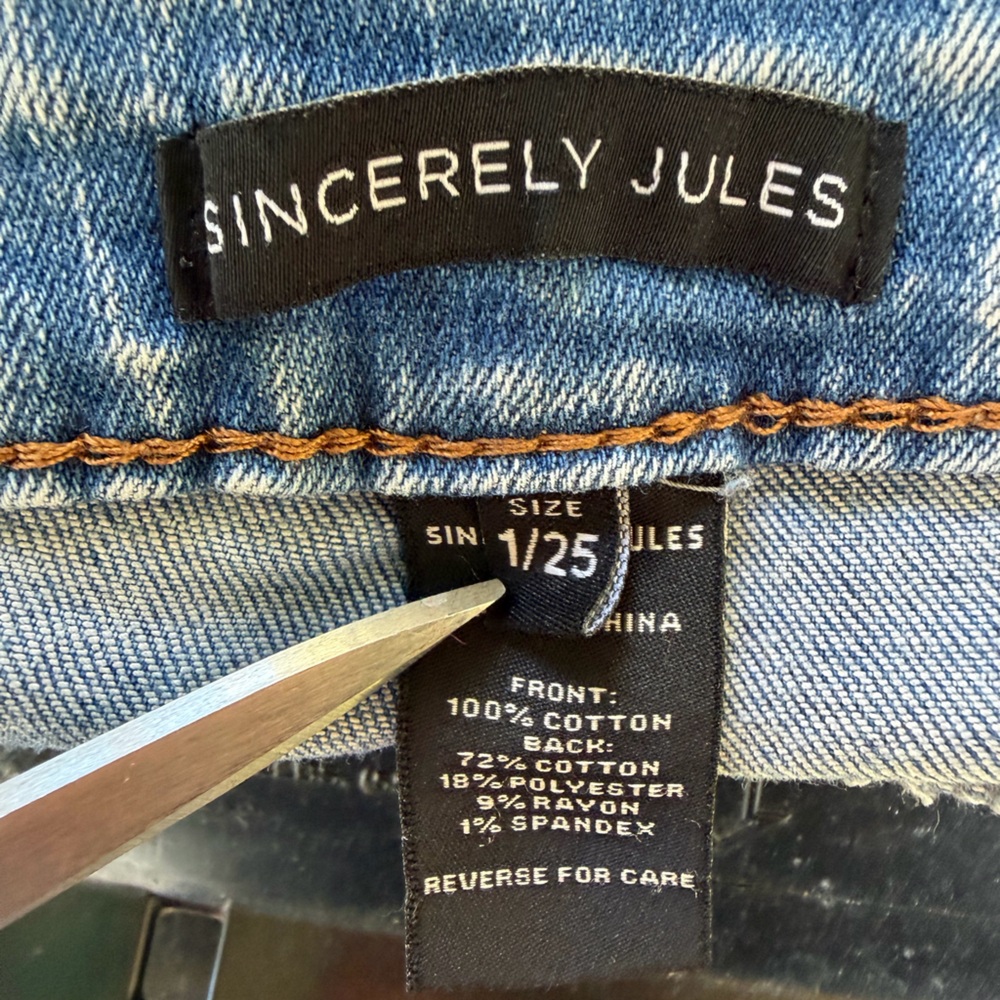 Sincerly Jules Distressed blue denim jeans, size 1/25, featuring a straight leg - Picture 3 of 6